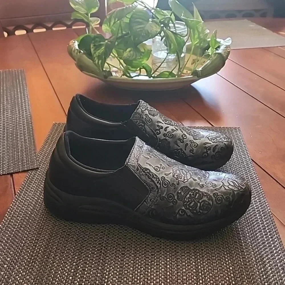 Spring step women's active skull 💀 clog new with out box and insole